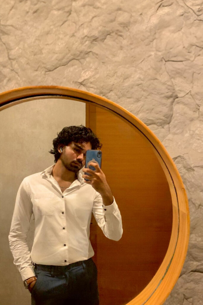 man taking mirror selfie, online dating photo