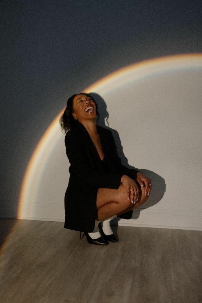 woman throwing her head back laughing, great full body photo for dating apps