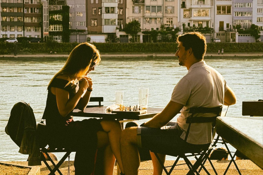 tinder match on date by the water